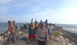 Jongkong Nelayan Dihantam Ombak di Laut Selatan Jember, 1 Orang Meninggal Dunia - JPNN.com