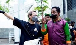 Libatkan Karyawan GVFI, Bisma Rocket Rockers Bersihkan Sampah di Citayam Fashion Week - JPNN.com