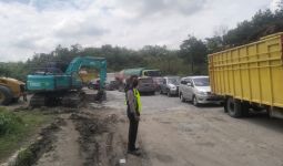 Sempat Lumpuh Total, Begini Kondisi Jalan Rusak di Lintas Pekanbaru-Kuansing - JPNN.com