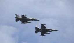 7 Pesawat Tempur F-16 TNI AU Latihan Formasi Angka 17 di Langit Pekanbaru - JPNN.com