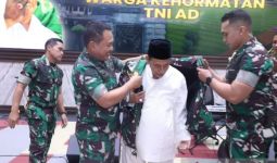 Jenderal Dudung Memakaikan Jaket Loreng Kepada Habib Luthfi, Khidmat! - JPNN.com