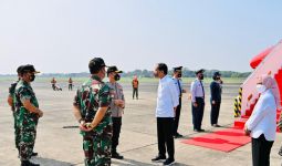 Irjen Fadil Imran Tampak Intens Bicara dengan Jokowi, Sampai 3 Jenderal TNI Berdiri di Belakang - JPNN.com