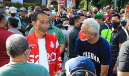Jokowi dan Ganjar Olahraga Bareng di Surakarta, Warga: Kami Mendukungmu Bapak! - JPNN.com