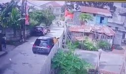 Viral, Aksi Pencurian Sepeda Lipat Kendarai Mobil Honda Brio Terekam CCTV, Polisi Bergerak - JPNN.com