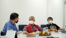 Petani Tembakau Panen Raya, Ganjar Langsung Datangi Pabrik Rokok di Jateng - JPNN.com