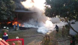 Ada Kebakaran Pabrik Cat di Tangerang, Lihat Fotonya - JPNN.com