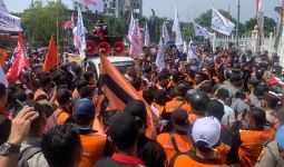 Kantor Gubernur Riau Dibanjiri Ratusan Buruh, Pak Presiden Tolong! - JPNN.com
