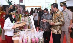 Stan Sagolicious di Bazar HUT PPAD Curi Perhatian Presiden Jokowi - JPNN.com