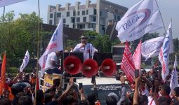 Temui Ratusan Buruh, Kadisnaker Riau Terima Tuntutan Demonstran - JPNN.com