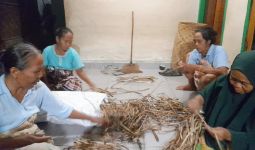 Perajin Sandal di Desa Batujai Tolak Penawasan Kerja Sama dari Hotel, Nih Alasannya - JPNN.com