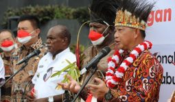 Gerakan 10 Juta Bendera Merah Putih, Mendagri: Kita Bangga dengan Papua - JPNN.com