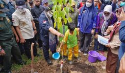 Cegah Terjadinya Erosi, Menteri LHK dan Masyarakat Tanam 1.000 Pohon di DAS Indragiri - JPNN.com