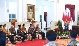Jokowi Terima Penghargaan dari Lembaga Internasional Ini, Ganjar Sampai Hadir di Istana - JPNN.com