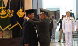 Jenderal Dudung Menyematkan Tanda Kehormatan Bintang Kartika Eka Pakci Utama kepada Menhan - JPNN.com