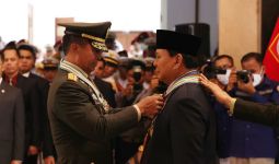 Prabowo Berdiri Tegap, Kemudian Ada Penyematan Tanda Kehormatan oleh Jenderal Andika - JPNN.com