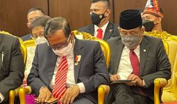 Di Acara Besar Kenegaraan, Mahfud Tundukkan Kepala, Mengantuk, Pak? - JPNN.com