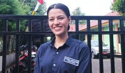 Rayakan Hari Kemerdekaan di Panti Jompo, Susan Sameh Suapi Orang Lanjut Usia - JPNN.com