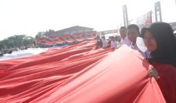 Pemkot Palembang Bentangkan Bendera Merah Putih Raksasa di Benteng Kuto Besak - JPNN.com
