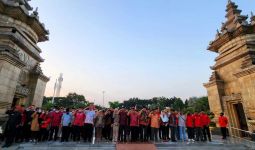 Petinggi PDIP Tabur Bunga ke Makam Pahlawan Tak Dikenal - JPNN.com