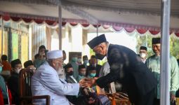 Pimpin Upacara HUT Ke-77 RI, Menko Muhadjir Salam Takzim kepada Ustaz Abu Bakar Ba'asyir - JPNN.com