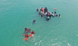 Lanal Kotabaru Kibarkan Merah Putih di Bawah Laut Tanjung Pemancingan - JPNN.com