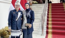 Didampingi Putrinya, Zulhas Kenakan Baju Adat Lampung Twist Modern di Istana Negara - JPNN.com