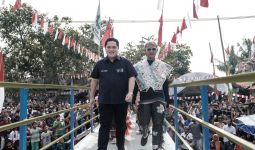 Gaya Erick Thohir saat Ki Marpu Fashion Week Menarik Perhatian Warga - JPNN.com