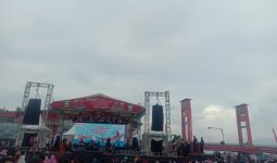 Diguyur Hujan Deras, Atap Panggung Parade Perahu Hias di Palembang Ambruk, Ada Korban? - JPNN.com