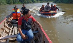 Cari Pemuda yang Tenggelam di Sungai Rokan Kiri, Anggota Polisi Menyelam - JPNN.com