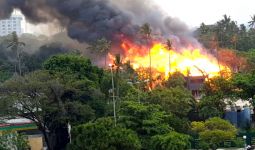 Putri Duyung Ancol Terbakar, Api Berkobar-kobar - JPNN.com