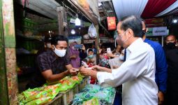 Saat Jokowi Bagikan Bansos di Pasar Larangan Sidoarjo, Ada yang Bahagia - JPNN.com