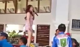 Viral Wanita Seksi Berjoget di Atas Meja saat HUT Riau, Bobby Bereaksi - JPNN.com