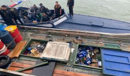 Keren, Bea Cukai Gagalkan Puluhan Ribu Botol MMEA Ilegal di Perairan Batam - JPNN.com