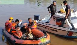 Tabrakan, Kapal Pengangkut BBM Tenggelam di Sungai Siak, Irvan Samuel Tewas - JPNN.com
