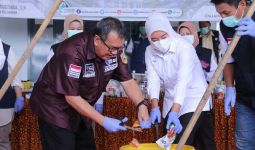 Wakil Wali Kota Palembang dan BPOM Memusnahkan Ribuan Kosmetik Ilegal - JPNN.com