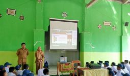 Kemenkominfo dan Siber Kreasi Ajarkan Sukses Belajar Online ke Pelajar SMP di Gowa - JPNN.com