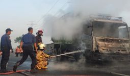 Truk Tanah Terbakar di Tol Jakarta-Merak, Lihat tuh Fotonya - JPNN.com