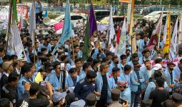 Tolak Kenaikan BBM, Ratusan Mahasiswa Banjiri Kantor DPRD Riau - JPNN.com