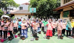 Sukarelawan Mak Ganjar Bagikan 1.500 Pohon Cabai di Jaktim - JPNN.com