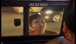 Parah! Seorang Pengemudi Mobil Pukul Pengemudi Transjakarta - JPNN.com