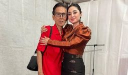 Dewi Perssik Bongkar Jasa Pria Berbaju Merah Ini dalam Hidupnya - JPNN.com