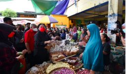 Puan Tinjau Harga Bahan Pangan di Pasar Kebon Roek Mataram, Warga Menyambut, Ada Teriakan Presiden - JPNN.com
