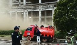 5 Petugas Damkar Sesak Napas Saat Memadamkan Kebakaran - JPNN.com
