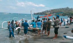 Dihantam Ombak Setinggi 2 Meter, Perahu Nelayan di Senggigi Terbalik - JPNN.com