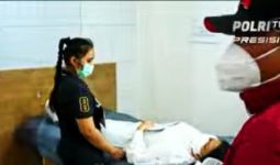 Proses Rekonstruksi Pembunuhan Brigadir J, Putri Candrawathi Gunakan Pakaian Serbaputih, Tidur Telentang - JPNN.com