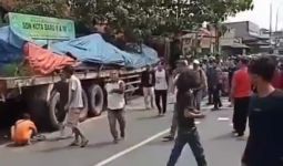 Truk Tabrak Tiang Listrik di Bekasi, 8 Orang Tewas - JPNN.com