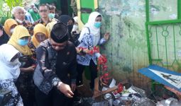 Suasana Pilu Menyelimuti Aksi Tabur Bunga di Lokasi Kecelakaan Maut Bekasi - JPNN.com