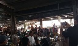 Ke Pasar di Bandar Lampung, Jokowi Bagi-Bagi Kaus, Gambarnya Ada yang Tahu? - JPNN.com