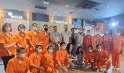 Jelang Penayangan Miracle In Cell No 7, Pegawai CGV Kompak Pakai Baju Tahanan - JPNN.com