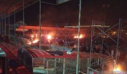 Duel Persiraja vs PSMS Medan Batal, Suporter Mengamuk, Bakar Fasilitas Stadion - JPNN.com